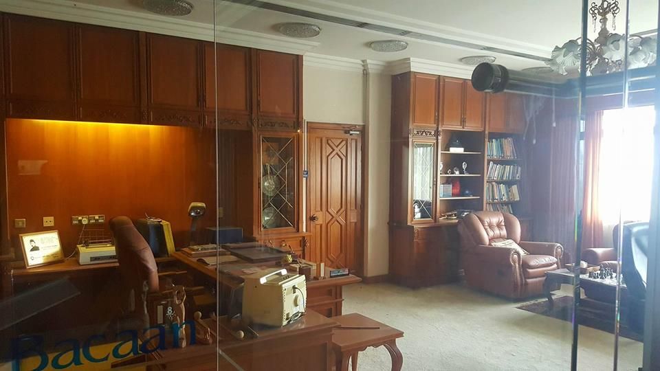 photo his office
